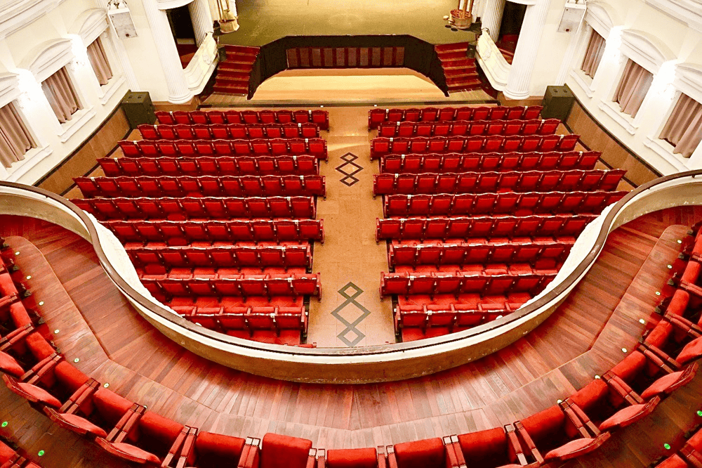 The stage's distinctive arched design makes the sound clearer and deeper, allowing the audience to fully enjoy the performances (Source: Fanpage Nhà hát Thành phố)